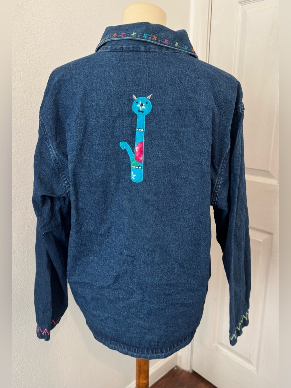 Life Style Denim Jacket Embroidered Whimsical Cat Artsy Kitschy Funky Large - Picture 3 of 8